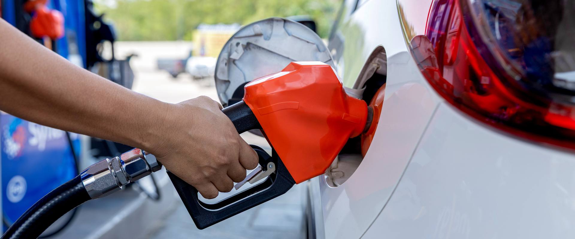 Benzinepomp in Nederland met prijs boven de 2,50 euro per liter en overzicht van brandstofaccijns.